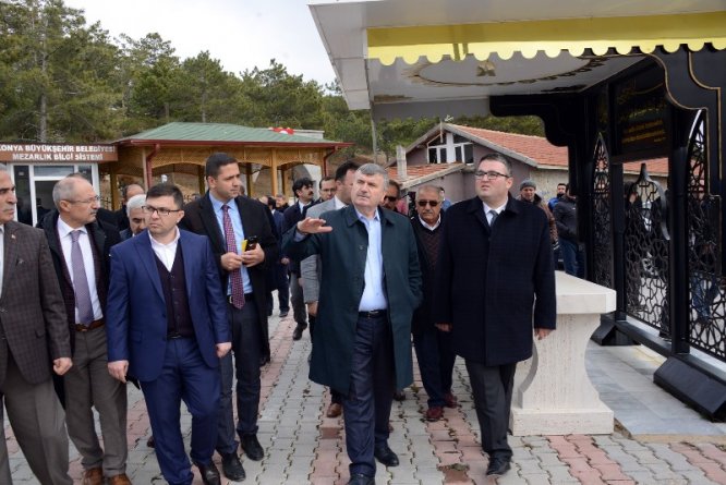 baskan-akyurek-“mezarlik-bakimlarina-ozel-onem-veriyoruz-(2).jpg