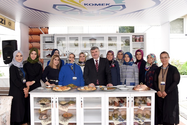 baskan-akyurek-komek-mutfagi’na-konuk-oldu-(1).jpg