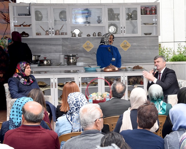 baskan-akyurek-komek-mutfagi’na-konuk-oldu-(2).jpg