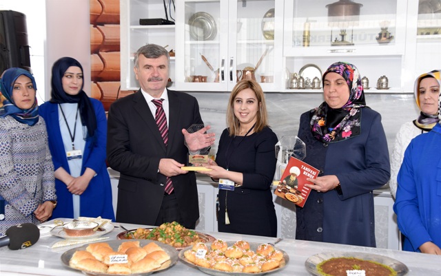 baskan-akyurek-komek-mutfagi’na-konuk-oldu-(3).jpg