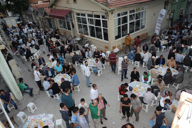 baskan-akyurek-toplumun-farkli-kesimleri-ile-iftarlarda-bulusuyor-(4).jpg