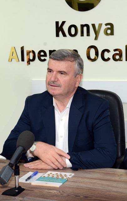 baskan-akyurek-yesevi-sohbetlerinde-genclerle--1.jpg
