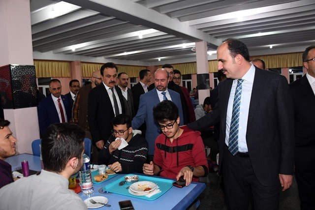 baskan-altay,-universiteli-genclerle.jpg
