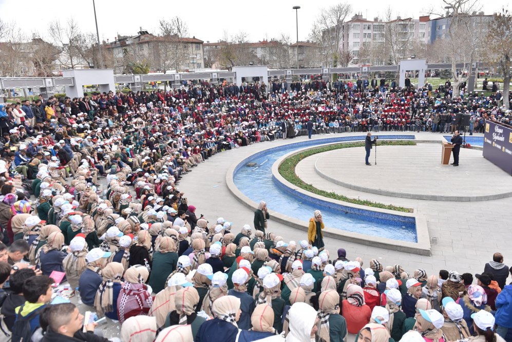baskan-altay-ogrencilerle--(2).jpg