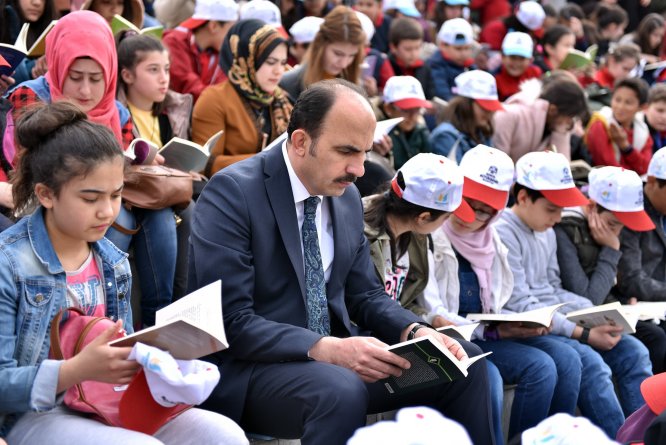 baskan-altay-ogrencilerle--(3).jpg