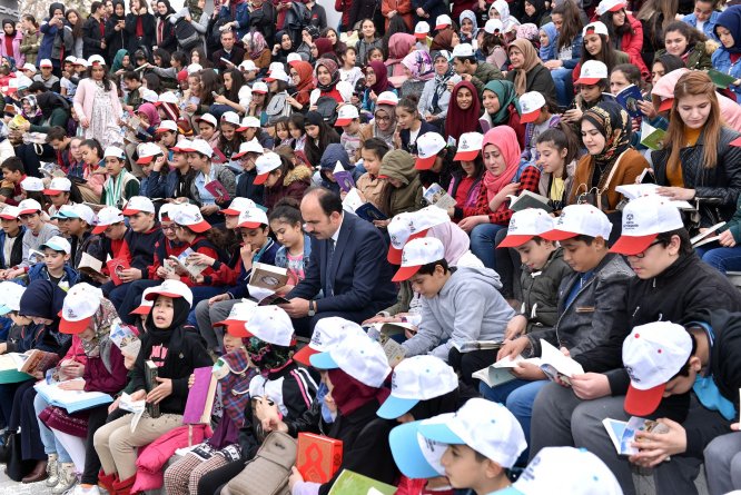 baskan-altay-ogrencilerle--(4).jpg