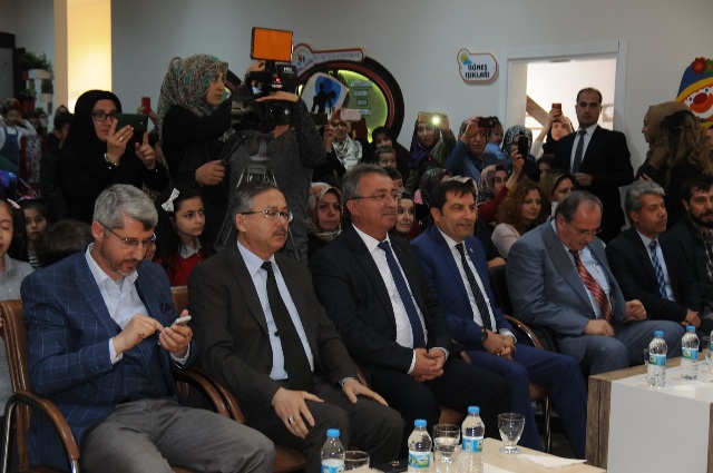 baskan-hancerli-minik-ogrencilerin-gosterisini-izledi-(4).jpg