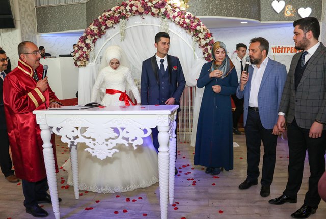 baskan-kavus-ilk-nikahi-kiydi--(2).jpg