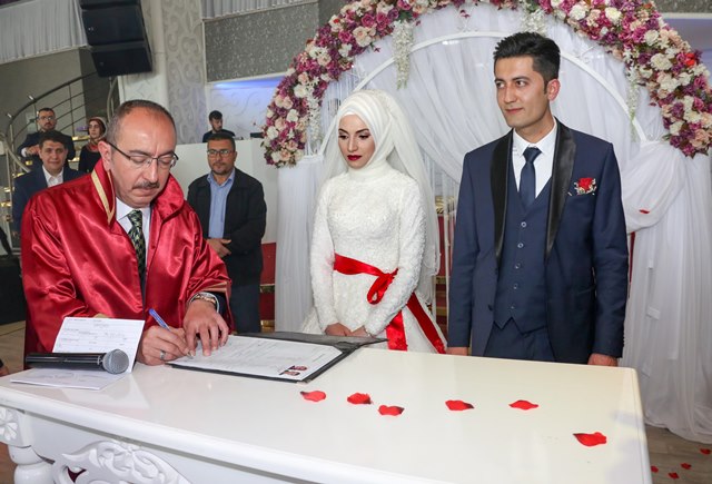 baskan-kavus-ilk-nikahi-kiydi--(3).jpg