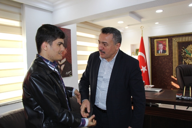 baskan-mehmet-tutal,-engelli-hasan-bakima-verdigi-sozu-tuttu-(3).jpg
