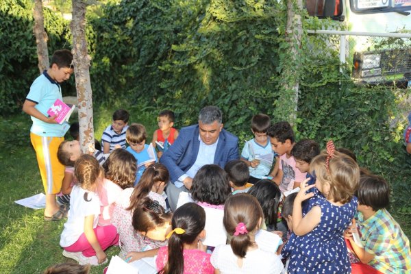 baskan-ozguven-cocuklarla-kitap-okudu-(2).jpg