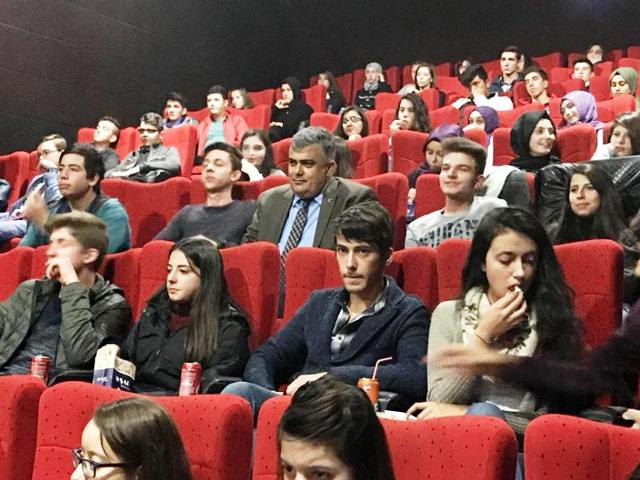 baskan-ozguven-genclerle-film-izledi-(3).jpg