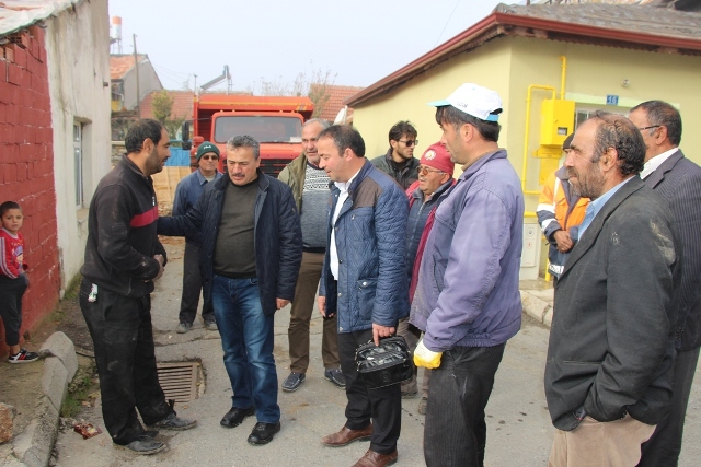 baskan-tutal,-evi-yanan-aileyi-ziyaret-etti-(4).jpg