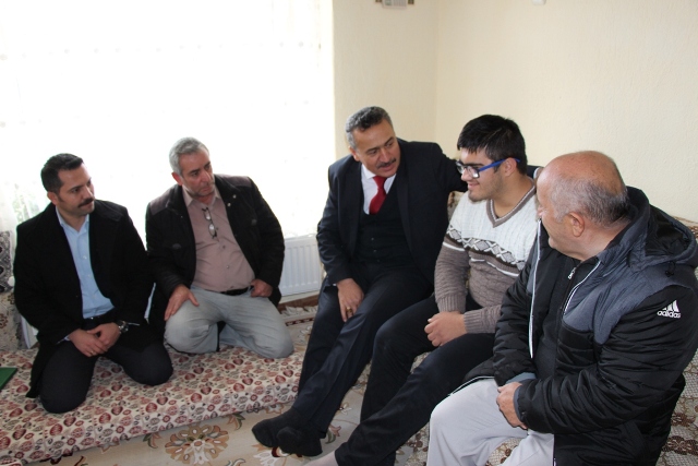 baskan-tutaldan-engellilere-supriz-ziyaret-(2).jpg