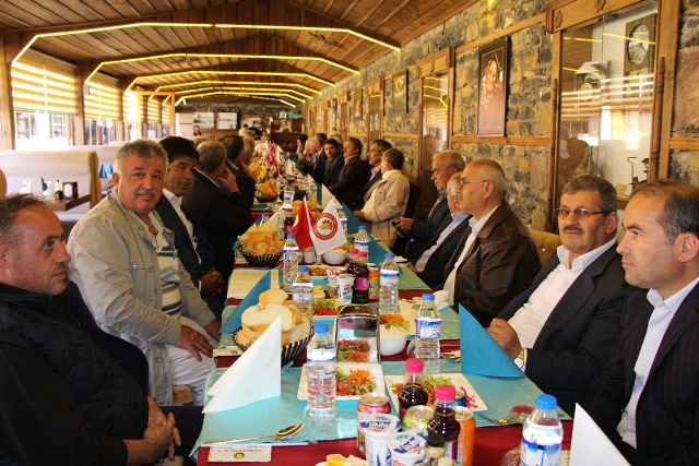 baskan-tutaldan-muhtarlar-onuruna-yemek-(3).jpg