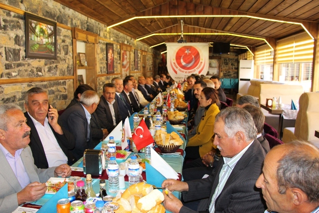 baskan-tutaldan-muhtarlar-onuruna-yemek-(4).jpg