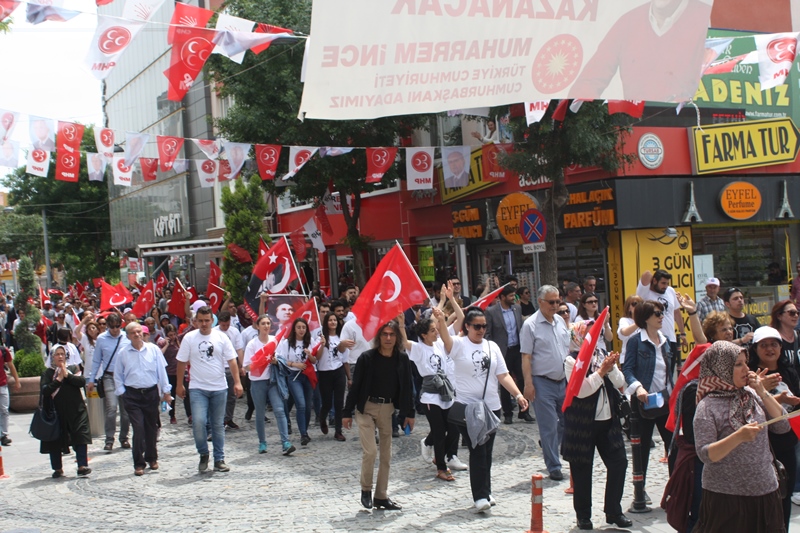 bayrakli-yuruyus’e-katilim-yogundu--(2).jpg