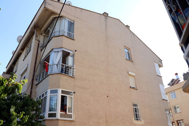 bayram-ziyaretinde-pencereden-dusen-kucuk-kiz-hayatini-kaybetti-4.jpg