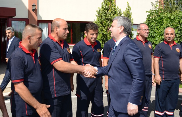 bayramda-nobet-tutan-belediye-calisanlarina-ziyaret-3.jpg