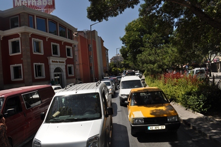 belediye-otobusu-sikistirdi,-trafik-tikandi-(4).jpg