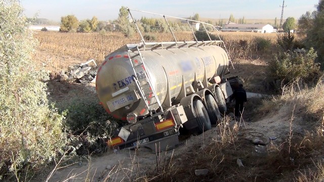 bitkisel-yag-tasiyan-tanker-sarampole-yuvarlandi-1-olu-(3).jpg
