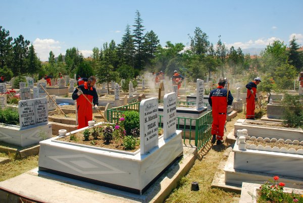 butun-mezarliklara-buyuksehir-eli-degd-(2).jpg