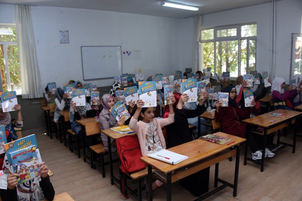 buyuksehir-suriyeli-ogrencilere-uc-bin-kitap-hediye-etti-(1).jpg