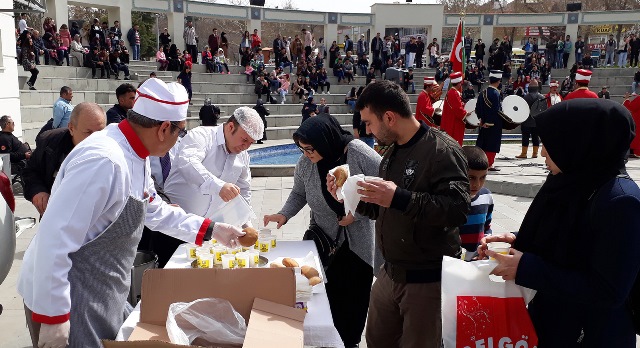 canakkale-zaferi’nin-103.-yildonumu-dualarla-ve-coskuyla-kutlandi-12.jpg