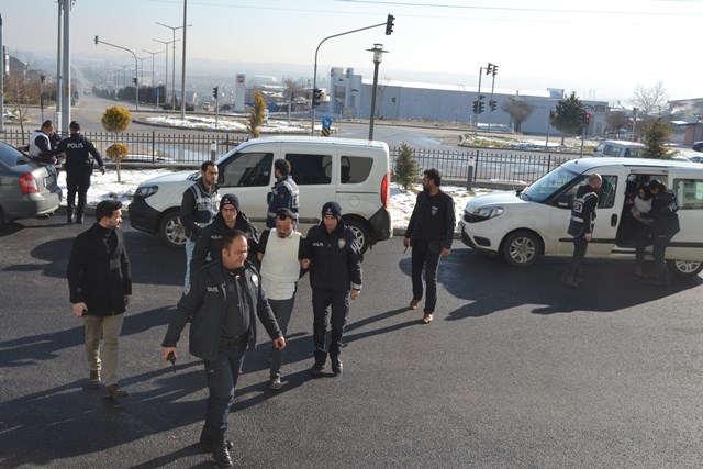 cezaevinden-izinli-cikan-esini-patronuna--(4).jpg