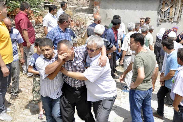 cinnet-kurbani-hemsire-gozyaslari-icinde-topraga-verildi--(5).jpg