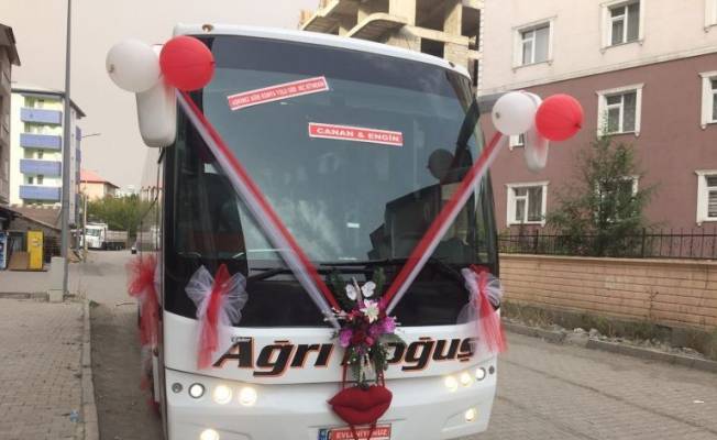 cocukluk_hayali_gercek_oldu_otobusu_gelin_arabasi_yapti.jpg