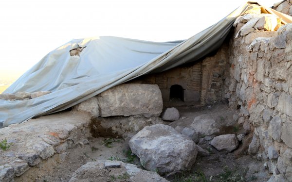 dagin-zirvesinde-alttan-isitmali-sultan-hamami-bulundu-(4).jpg