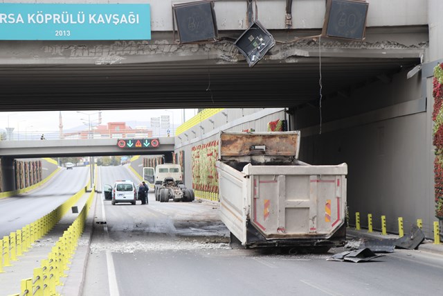 damperli-kasasi-acilan-kamyon-ust-gecide-carparak-ikiye-ayrildi--(2).jpg