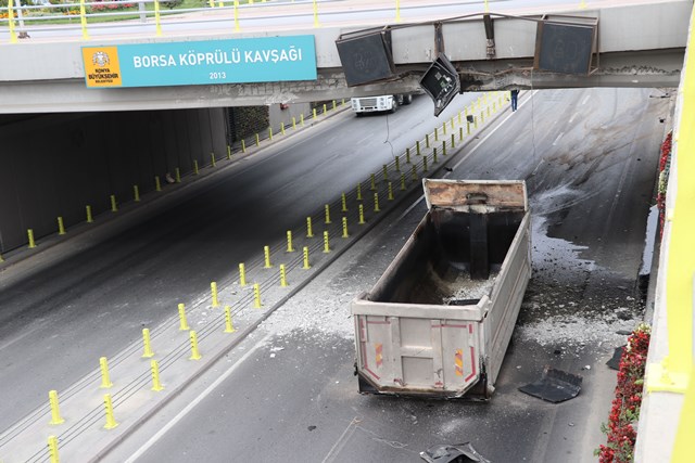 damperli-kasasi-acilan-kamyon-ust-gecide-carparak-ikiye-ayrildi--(8).jpg