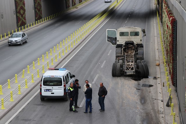 damperli-kasasi-acilan-kamyon-ust-gecide-carparak-ikiye-ayrildi--(9).jpg