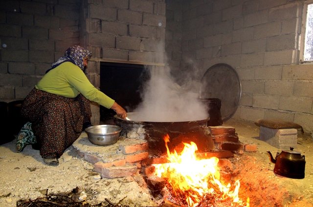 dede-torun-uc-kusak-pekmez-yapiyor-(1).jpg