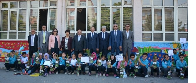 dunya-cevre-gununde-600-adet-sedir-fidani-dagitildi-(2)-001.jpg