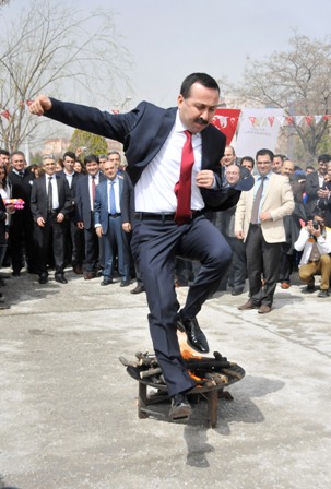 dunya-universitesine-yakisan-nevruz-4.jpg dunya-universitesine-yakisan-nevruz-4.jpg