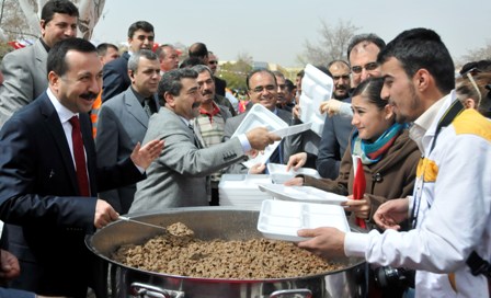 dunya-universitesine-yakisan-nevruz-8.jpg dunya-universitesine-yakisan-nevruz-8.jpg