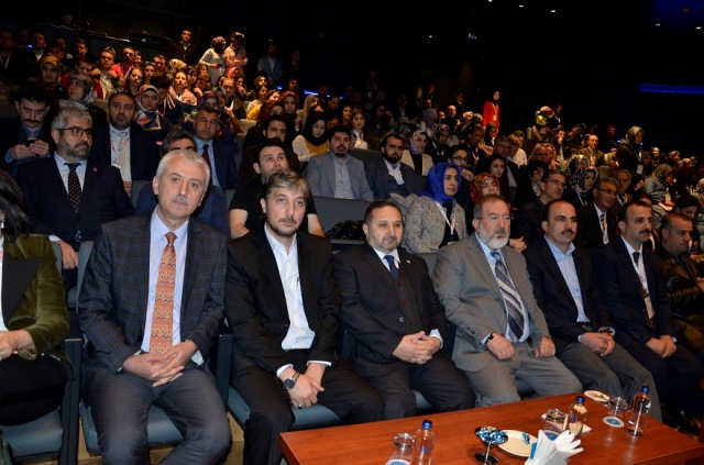 egitimde-yeni-ufuklara-konusuldu-(1).jpg