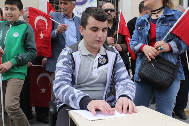engelli-bireyler-cumhurbaskani-erdogana-braille-alfabesiyle--(2).jpg