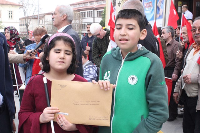 engelli-bireyler-cumhurbaskani-erdogana-braille-alfabesiyle--(3).jpg