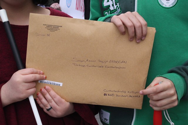 engelli-bireyler-cumhurbaskani-erdogana-braille-alfabesiyle--(4).jpg
