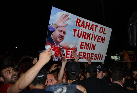 erdogan-i-yuzbinler-karsiladi-(8).jpg
