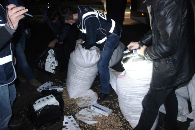 fistik-cuvallarindan-6-bin-300-paket-kacak-sigara-cikti---(1).jpg