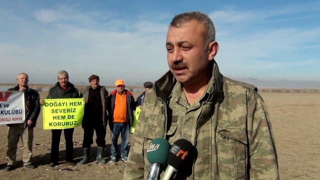 flamingolari-oldurduler-iddialarina-avcilardan-pankartli-tepki--(2).jpg