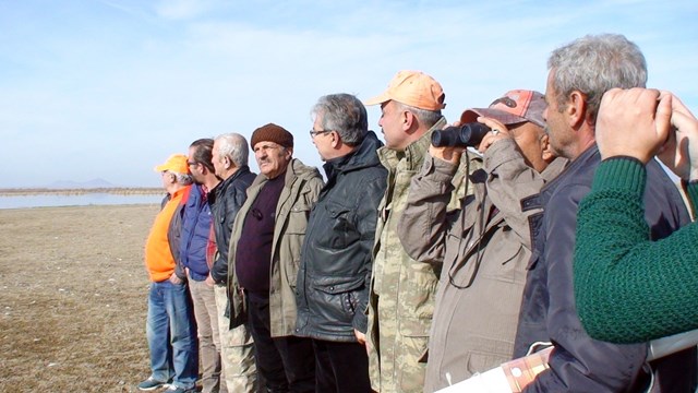 flamingolari-oldurduler-iddialarina-avcilardan-pankartli-tepki--(3).jpg