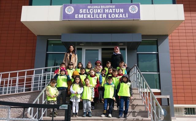 fuat-altan-anaokulu-selcuki-hatun-emekliler-konagini-ziyaret-etti-(1).jpg