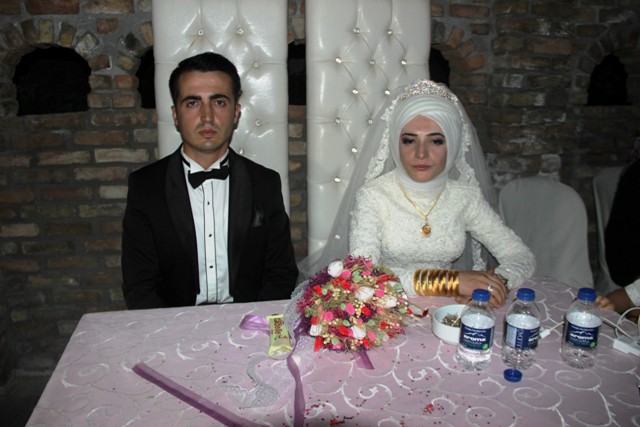 gelin-ile-damada-en-mutlu-gunlerinde-elektrik-soku-(2).jpg