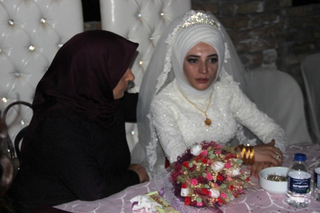 gelin-ile-damada-en-mutlu-gunlerinde-elektrik-soku-(4).jpg